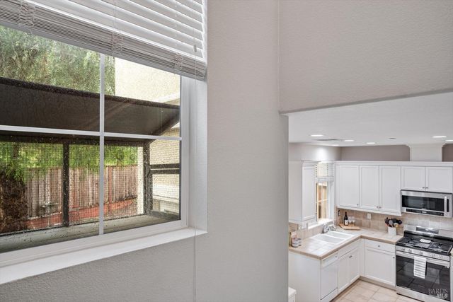 2084 Cooper Dr, Santa Rosa, CA 95404