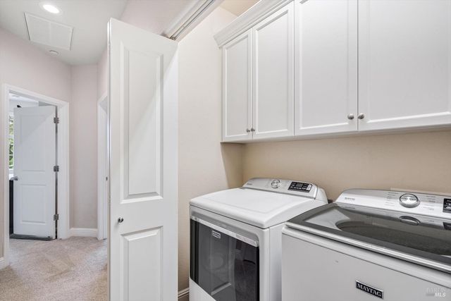 2084 Cooper Dr, Santa Rosa, CA 95404