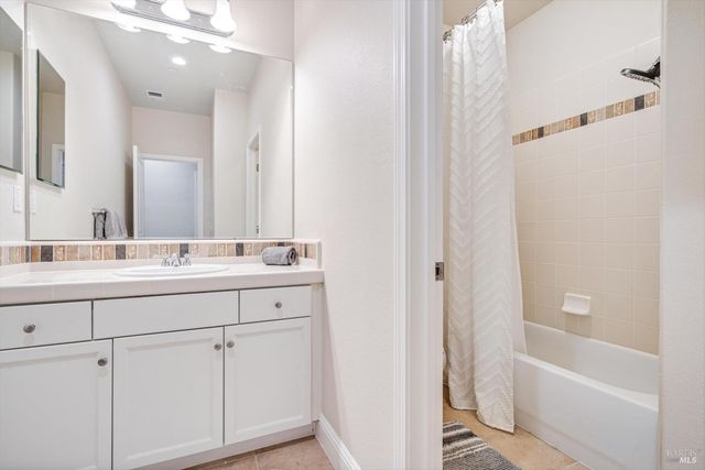 2084 Cooper Dr, Santa Rosa, CA 95404