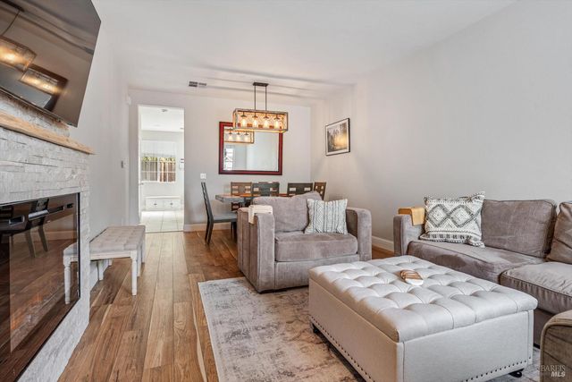 2084 Cooper Dr, Santa Rosa, CA 95404