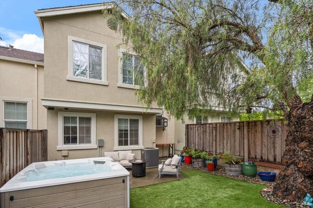 2084 Cooper Dr, Santa Rosa, CA 95404