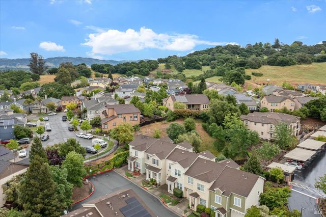 2084 Cooper Dr, Santa Rosa, CA 95404