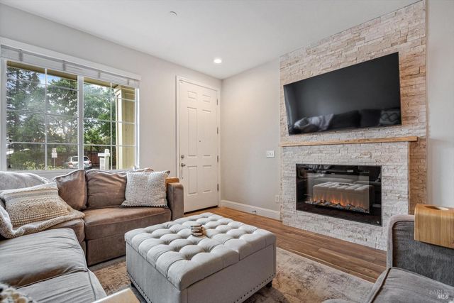 2084 Cooper Dr, Santa Rosa, CA 95404