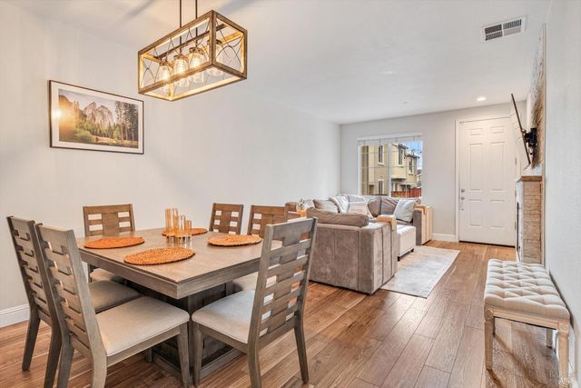 2084 Cooper Dr, Santa Rosa, CA 95404