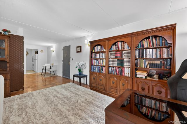 100 Clinton Avenue 3X, Mineola, NY 11501