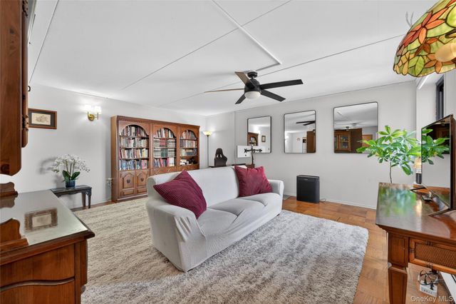 100 Clinton Avenue 3X, Mineola, NY 11501