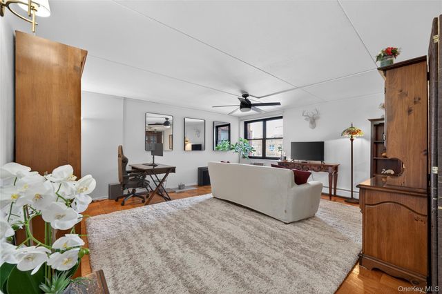 100 Clinton Avenue 3X, Mineola, NY 11501