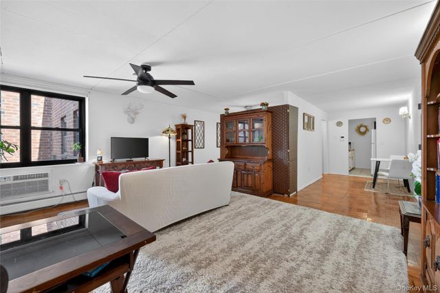 100 Clinton Avenue 3X, Mineola, NY 11501