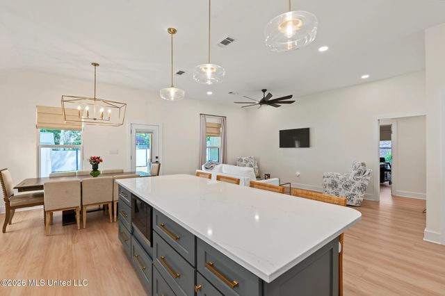 1708 Pelican Avenue, Ocean Springs, MS 39564