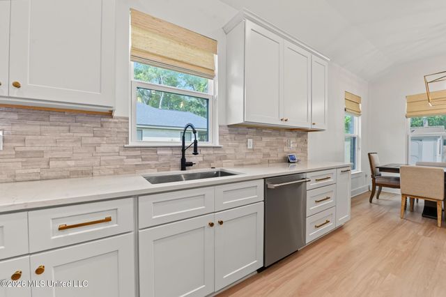 1708 Pelican Avenue, Ocean Springs, MS 39564