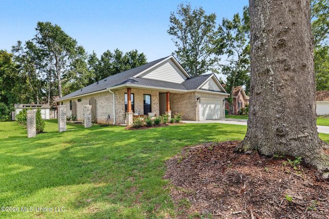 1708 Pelican Avenue, Ocean Springs, MS 39564