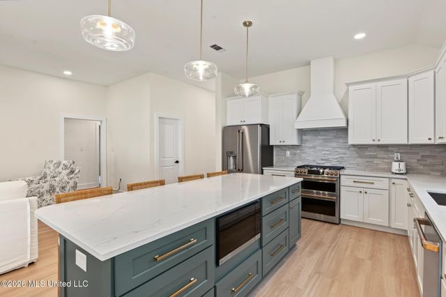 1708 Pelican Avenue, Ocean Springs, MS 39564