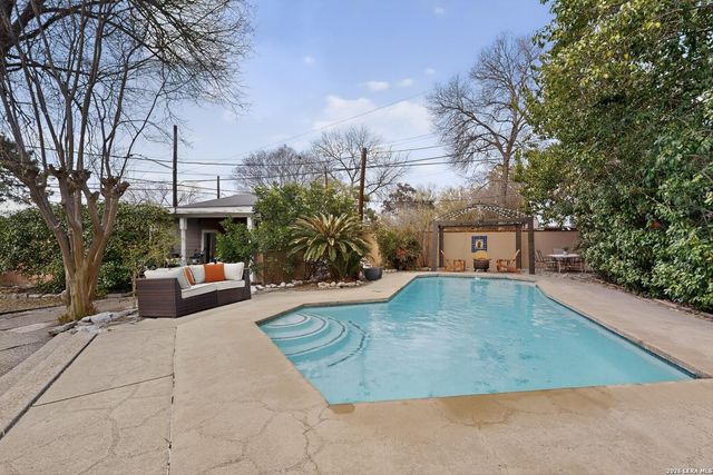 341 W Agarita, San Antonio, TX 78212