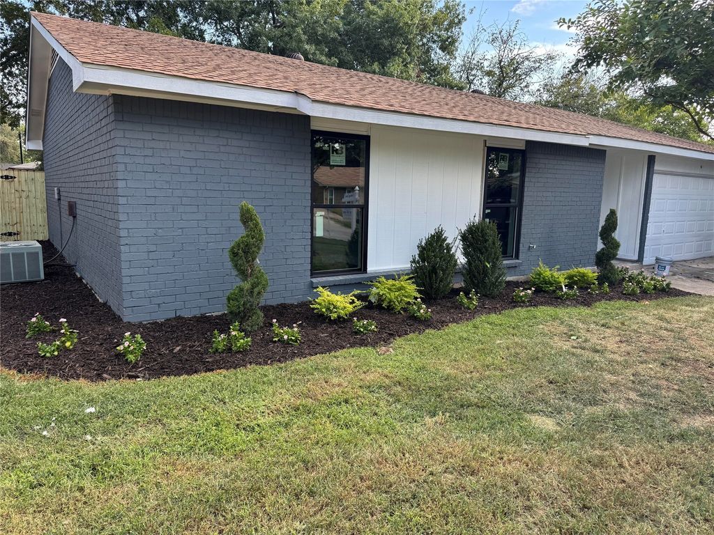 6024 Hillcrest Drive, Watauga, TX 76148