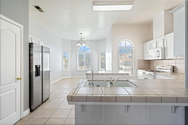 5876 W Acacia Avenue, Fresno, CA 93722