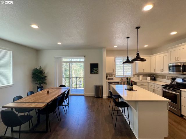 2574 BRACKENFERN Rd, Eugene, OR 97403