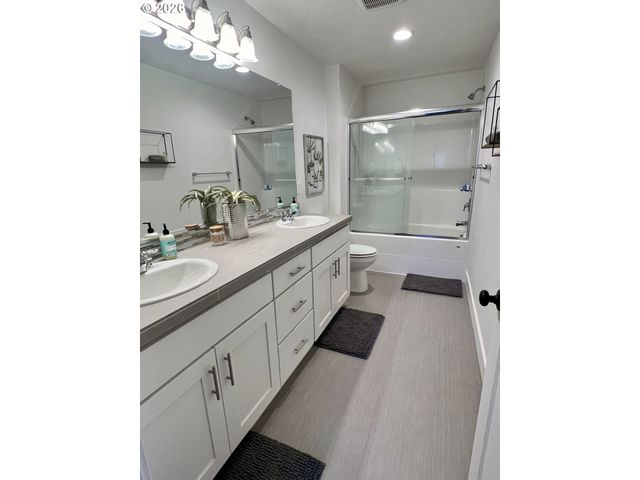 2574 BRACKENFERN Rd, Eugene, OR 97403