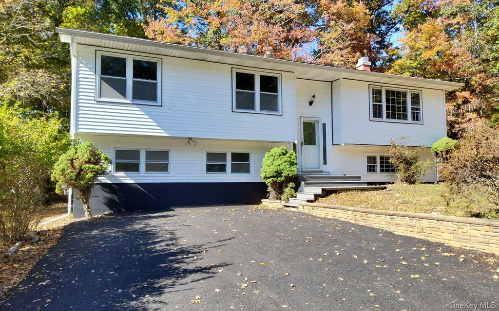 3 Carroll Drive, Woodbury, NY 10930