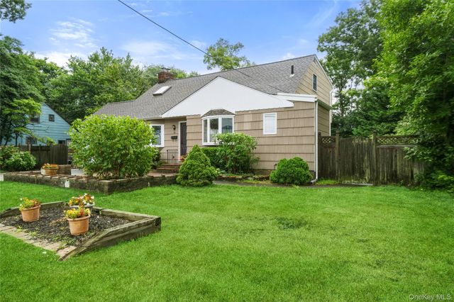31 Eastwood Drive, North Babylon, NY 11703