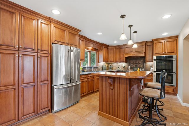 31 Eastwood Drive, North Babylon, NY 11703