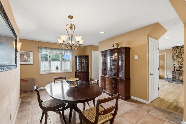 31 Eastwood Drive, North Babylon, NY 11703
