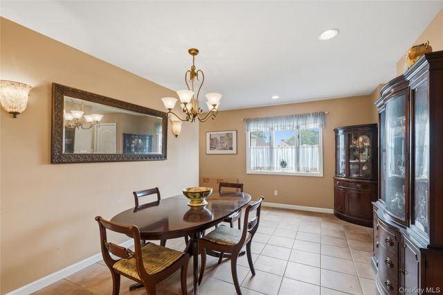 31 Eastwood Drive, North Babylon, NY 11703