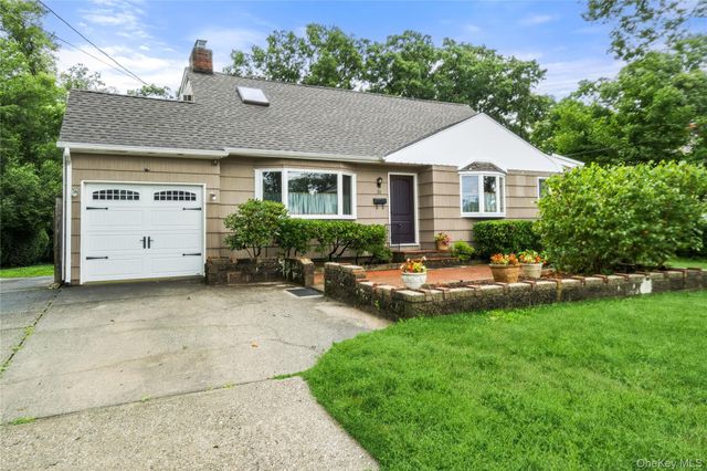 31 Eastwood Drive, North Babylon, NY 11703