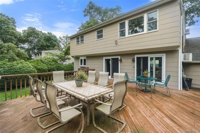 31 Eastwood Drive, North Babylon, NY 11703