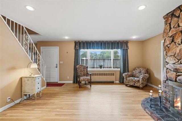 31 Eastwood Drive, North Babylon, NY 11703