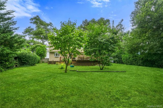 31 Eastwood Drive, North Babylon, NY 11703