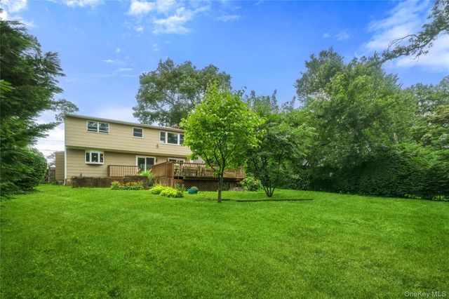 31 Eastwood Drive, North Babylon, NY 11703