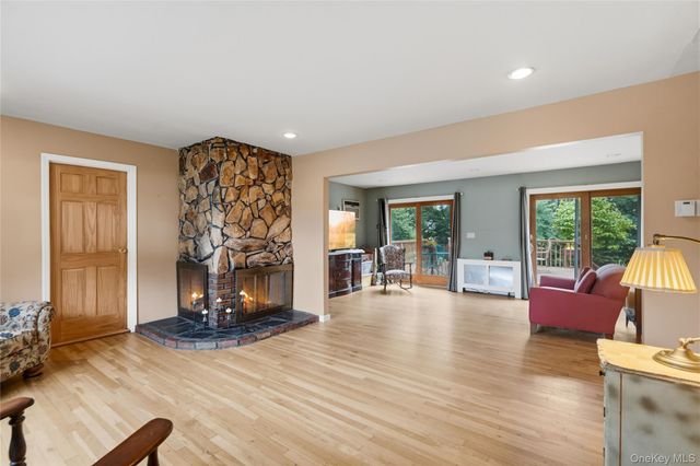 31 Eastwood Drive, North Babylon, NY 11703
