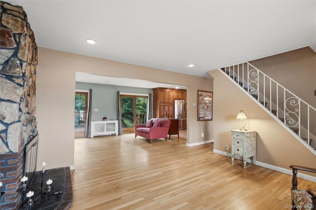 31 Eastwood Drive, North Babylon, NY 11703