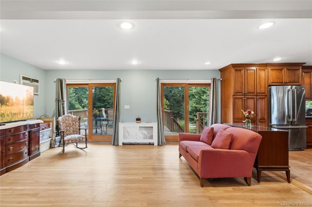 31 Eastwood Drive, North Babylon, NY 11703