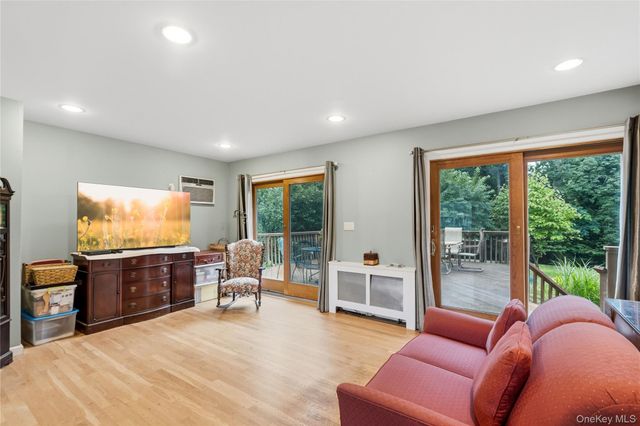 31 Eastwood Drive, North Babylon, NY 11703