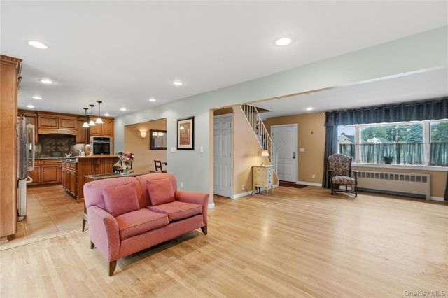 31 Eastwood Drive, North Babylon, NY 11703