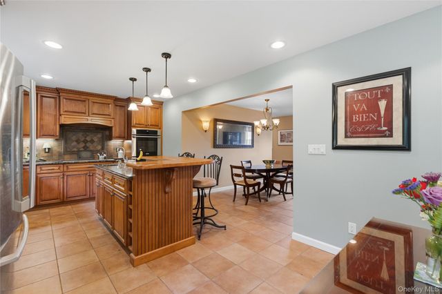 31 Eastwood Drive, North Babylon, NY 11703