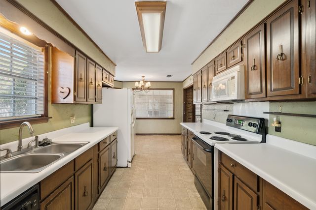 904 Monterrey Ln., Hattiesburg, MS 39402