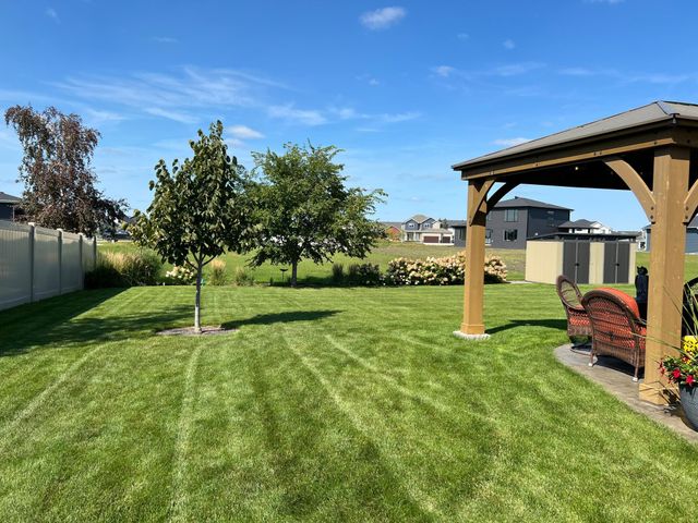 960 51st Avenue W, West Fargo, ND 58078