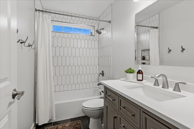 115 Ashton Lane, Crystal Lake, IL 60014