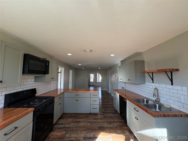 417 S 4th Street, Morris, OK 74445