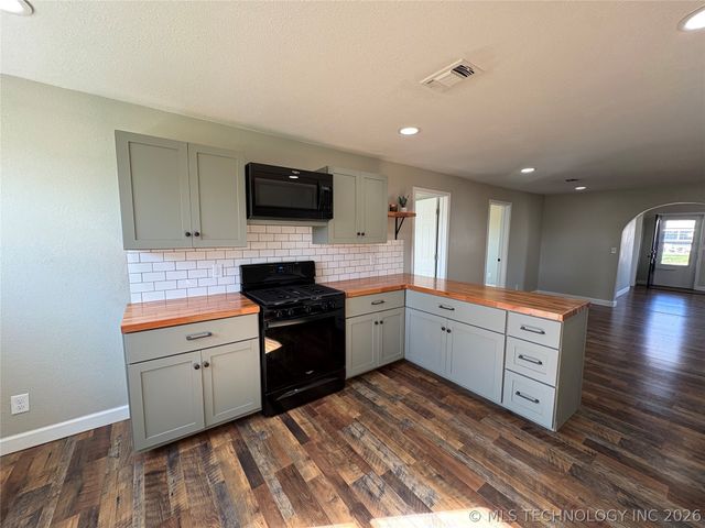 417 S 4th Street, Morris, OK 74445