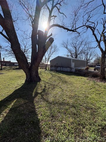 417 S 4th Street, Morris, OK 74445