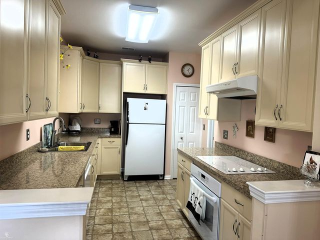 45805 Heather Ridge Drive, Macomb Twp, MI 48044