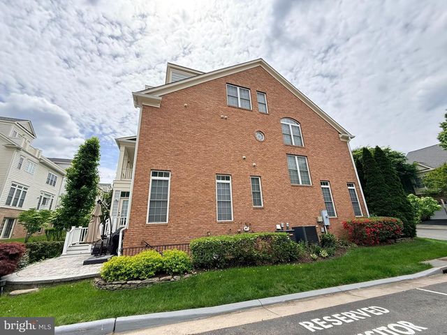8880 OLIVE MAE CIR, Fairfax, VA 22031