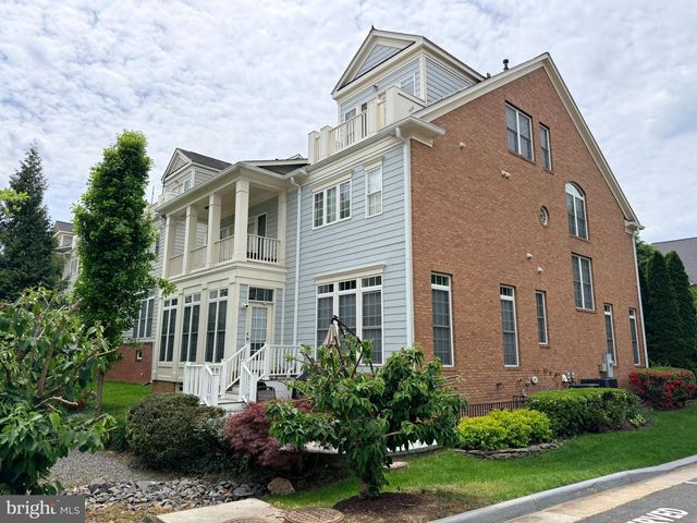 8880 OLIVE MAE CIR, Fairfax, VA 22031