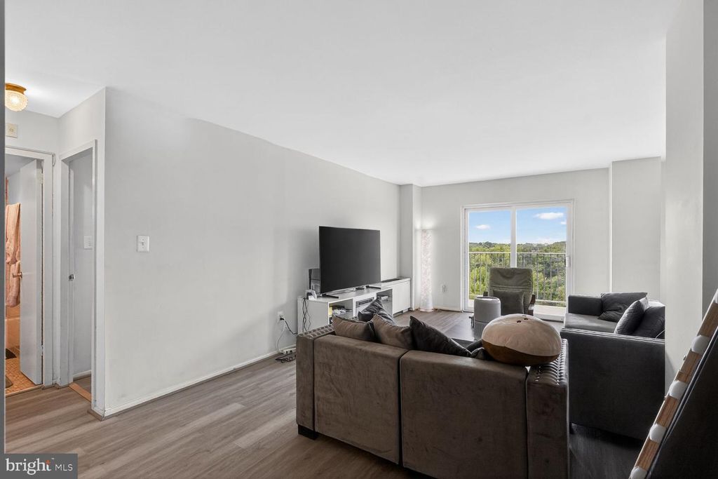 Image 3 of property listing at 1111 UNIVERSITY BLVD W #909-A, Silver Spring, MD 20902