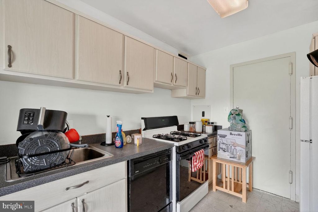 Image 8 of property listing at 1111 UNIVERSITY BLVD W #909-A, Silver Spring, MD 20902