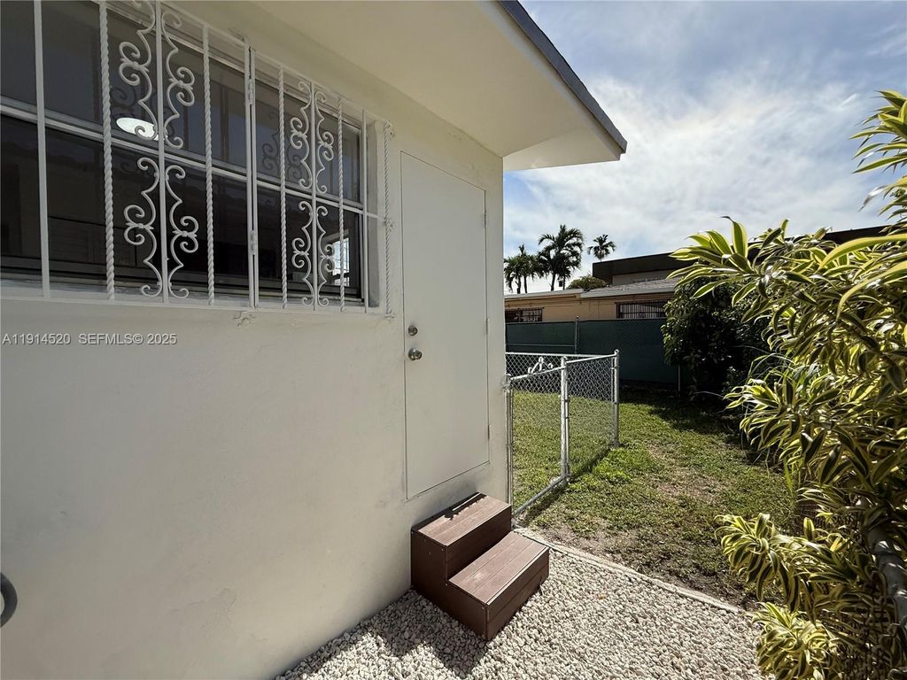 8860 SW 32 ST Back, Miami, FL 33165
