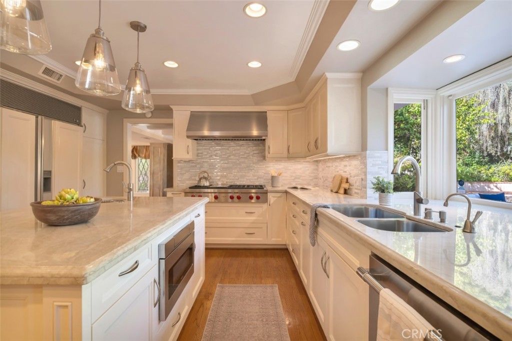 Image 10 of property listing at 4200 Gayle Drive, Tarzana, CA 91356
